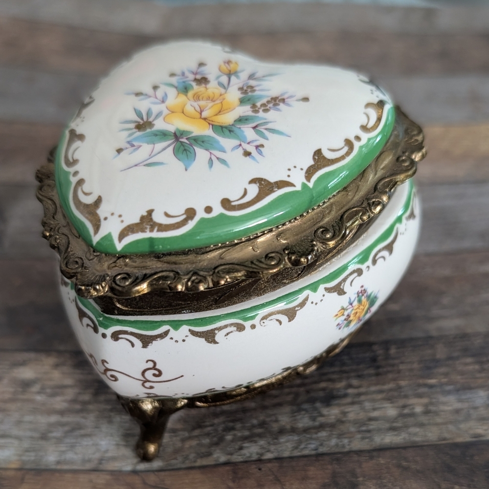 Vintage‎ Heart Jewelery Music Box, Rare Vintage Enamel Metal Footed Trinket Dish